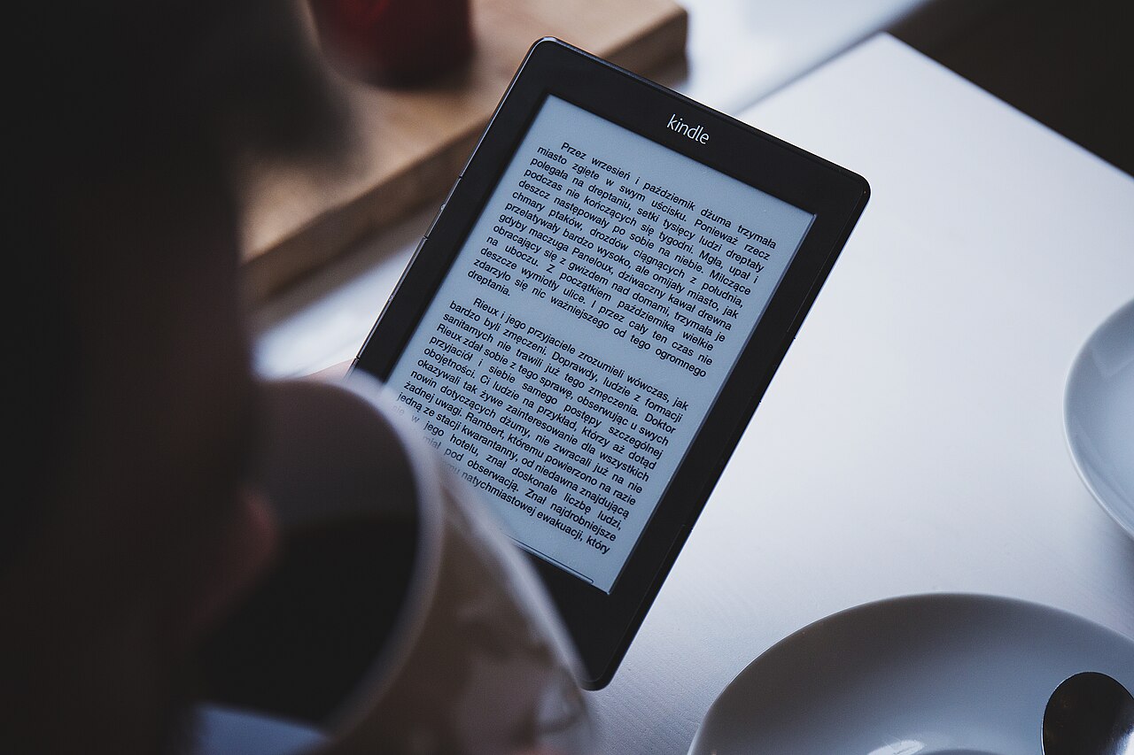 Persona leyendo un e-book en una cafetería